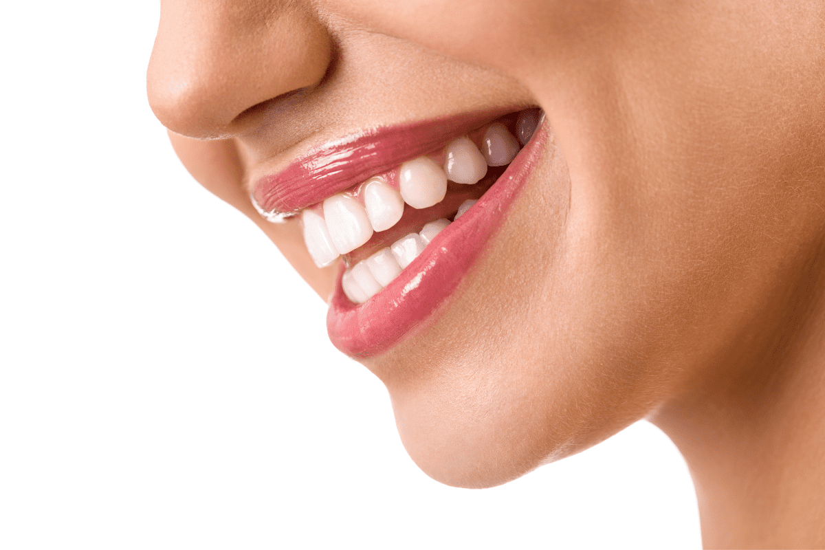 Frau mit strahlend weißen Zähnen