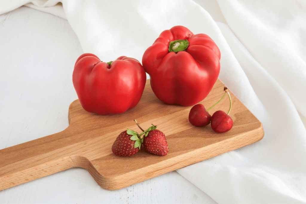 Roter Paprika und Erdbeeren