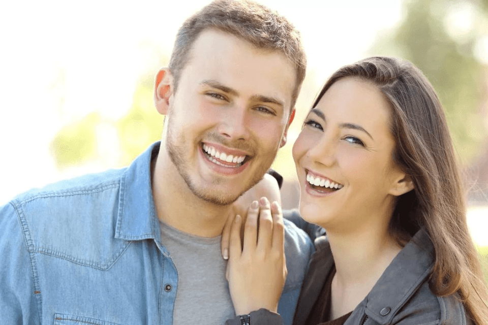 Mann und Frau haben Hausmittel für weiße Zähne